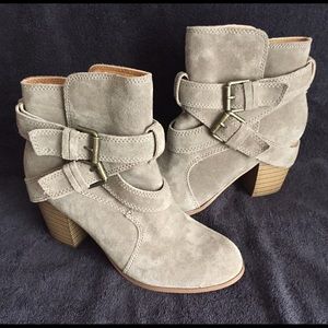 SEXYGenuine LeatherChunk Heel Booties❤️